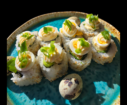 Wielkanocne uramaki z krewetką w tempurze i jajkiem przepiórczym z dodatkiem szczypiorku 8 szt