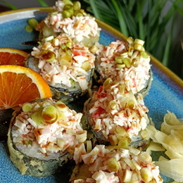 Futomaki w Tempurze z Warzywami, obłożone Sałatką Surimi! 